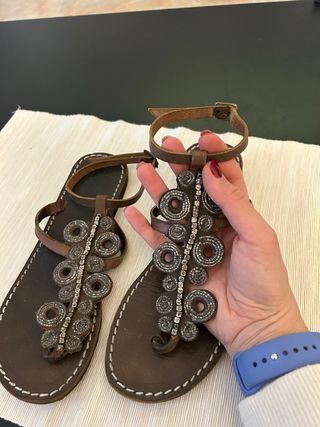 Sandali marroni decorate Laidback London