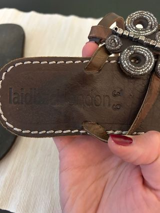 Sandali marroni decorate Laidback London
