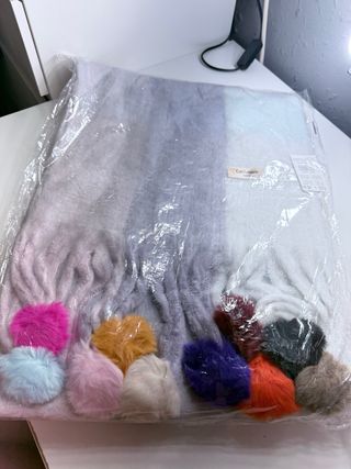 Bufanda con pompones multicolor