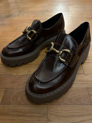 Zapatos Uterqüe Marrones con Hebilla Dorada