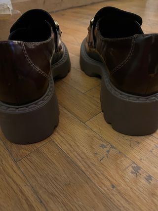 Zapatos Uterqüe Marrones con Hebilla Dorada