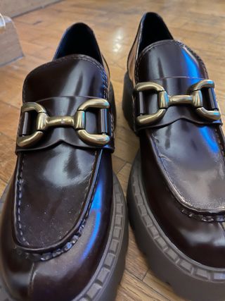 Zapatos Uterqüe Marrones con Hebilla Dorada