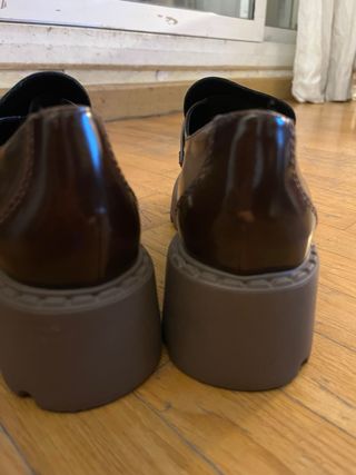 Zapatos Uterqüe Marrones con Hebilla Dorada