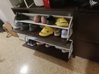 Conjunto de zapateros de madera marrón