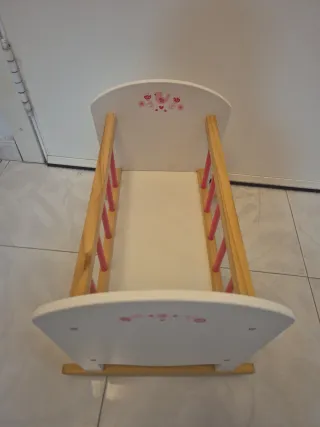 Cuna de juguete para muñecas de madera
