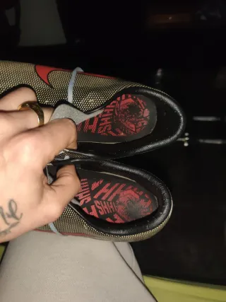 Botas de fútbol Nike doradas y rojas