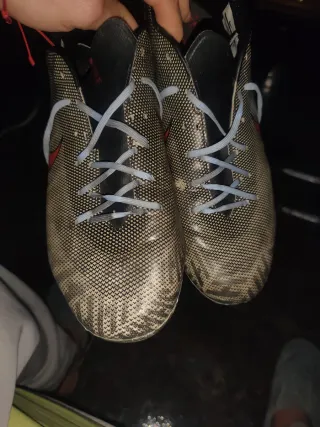 Botas de fútbol Nike doradas y rojas