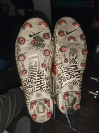 Botas de fútbol Nike doradas y rojas