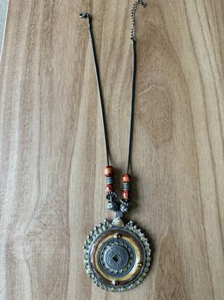 Colgante estilo étnico con detalles