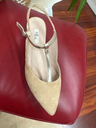 Zapatos de tacón beige y dorado