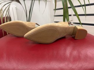 Zapatos de tacón beige y dorado