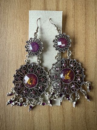 Pendientes largos plateados con piedras moradas