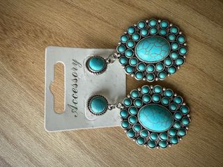 Pendientes plateados con turquesa