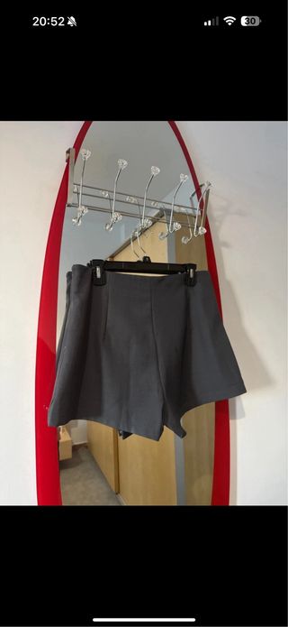 Falda pantalón gris con tachuelas