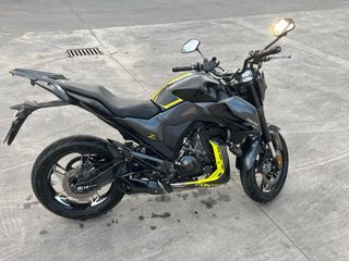 Moto Negra Deportiva ( Zontes z2 125)