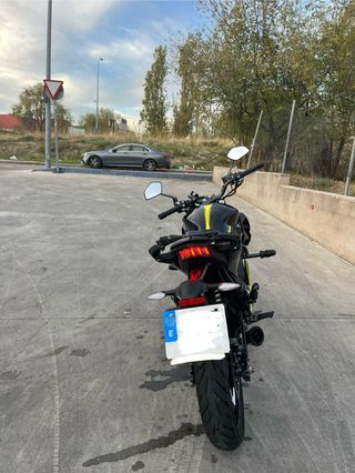 Moto Negra Deportiva ( Zontes z2 125)