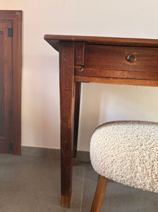 Pupitre escolar antiguo de madera