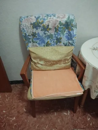 Sillón de madera con cojines