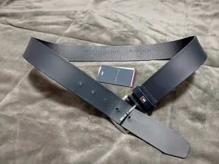 Cinturón Tommy Hilfiger.