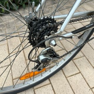 Bicicleta Raider plateada con cesta (M)