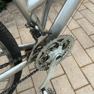 Bicicleta Raider plateada con cesta (M)