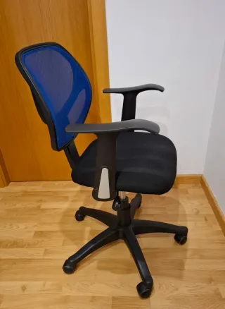 Silla de estudio infantil azul y negra