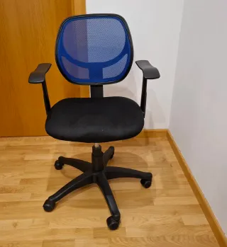 Silla de estudio infantil azul y negra