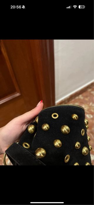 Bolso negro tachuelas dorado