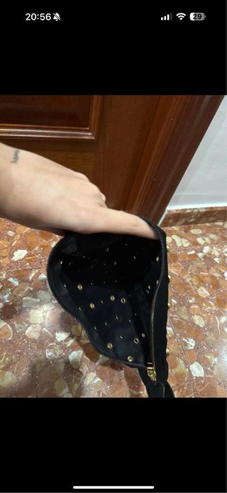 Bolso negro tachuelas dorado