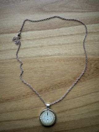 Colgante con cadena plateada