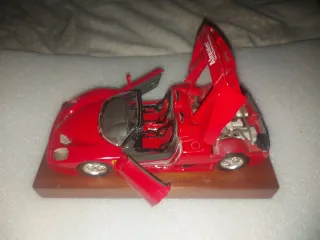 Maqueta Detallada de Ferrari F50 con peana madera
