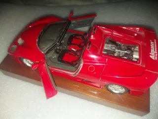 Maqueta Detallada de Ferrari F50 con peana madera