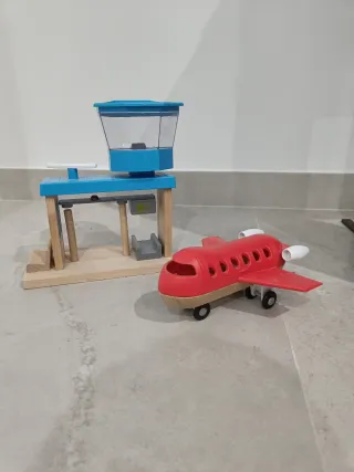 Juguete de madera Aeropuerto con Avión Rojo