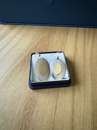 Pendientes ovalados dorados y plateados