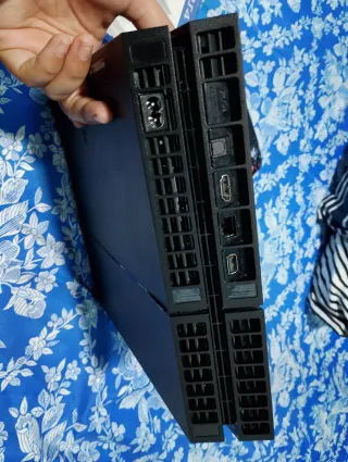 PS4 con Mando y 3 Juegos