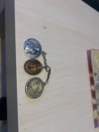 Llavero con 3 medallas antiguas