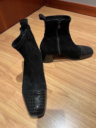 Botín elástico negro con tacón