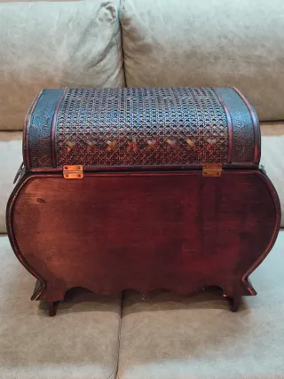 Cofre de madera y bambú decorado