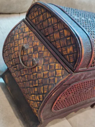 Cofre de madera y bambú decorado