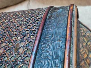 Cofre de madera y bambú decorado