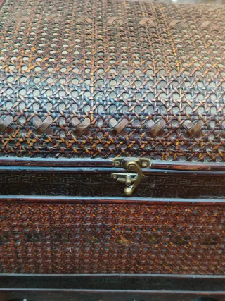 Cofre de madera y bambú decorado