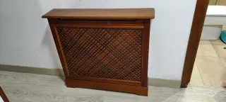 Cubre radiador de madera con diseño