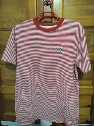 Camiseta rayas roja y blanca con calavera