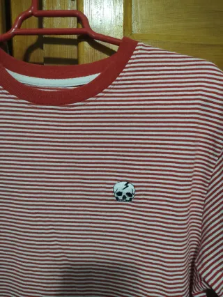 Camiseta rayas roja y blanca con calavera