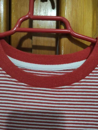 Camiseta rayas roja y blanca con calavera