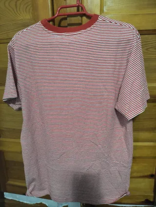 Camiseta rayas roja y blanca con calavera