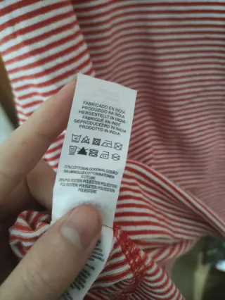 Camiseta rayas roja y blanca con calavera