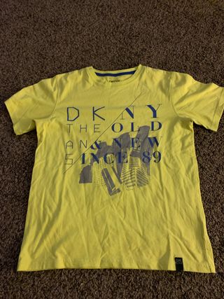 Camiseta DKNY amarilla con estampado de ciudad