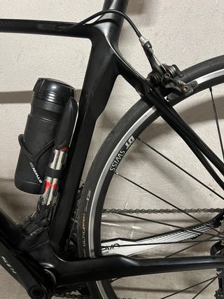 Bicicleta de carretera negra de carbono y mtb 26”