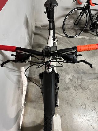 Bicicleta de carretera negra de carbono y mtb 26”